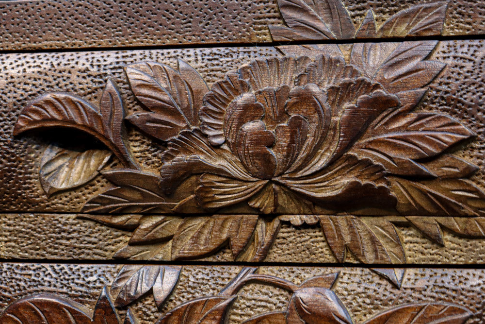 迫力ある花模様が素晴らしい日光彫の小引き出し DC8113 – 古福庵