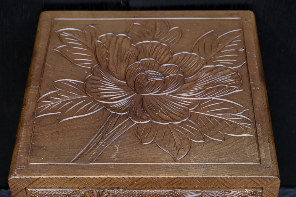 多種多様な花が美しく描かれた日光彫の小引き出し DC8114 – 古福庵