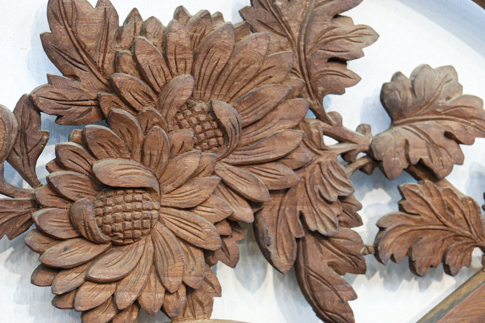 扇枠に椿と蓮と菊が描かれた華やかな彫刻欄間 E9959a 在庫1枚 – 古福庵