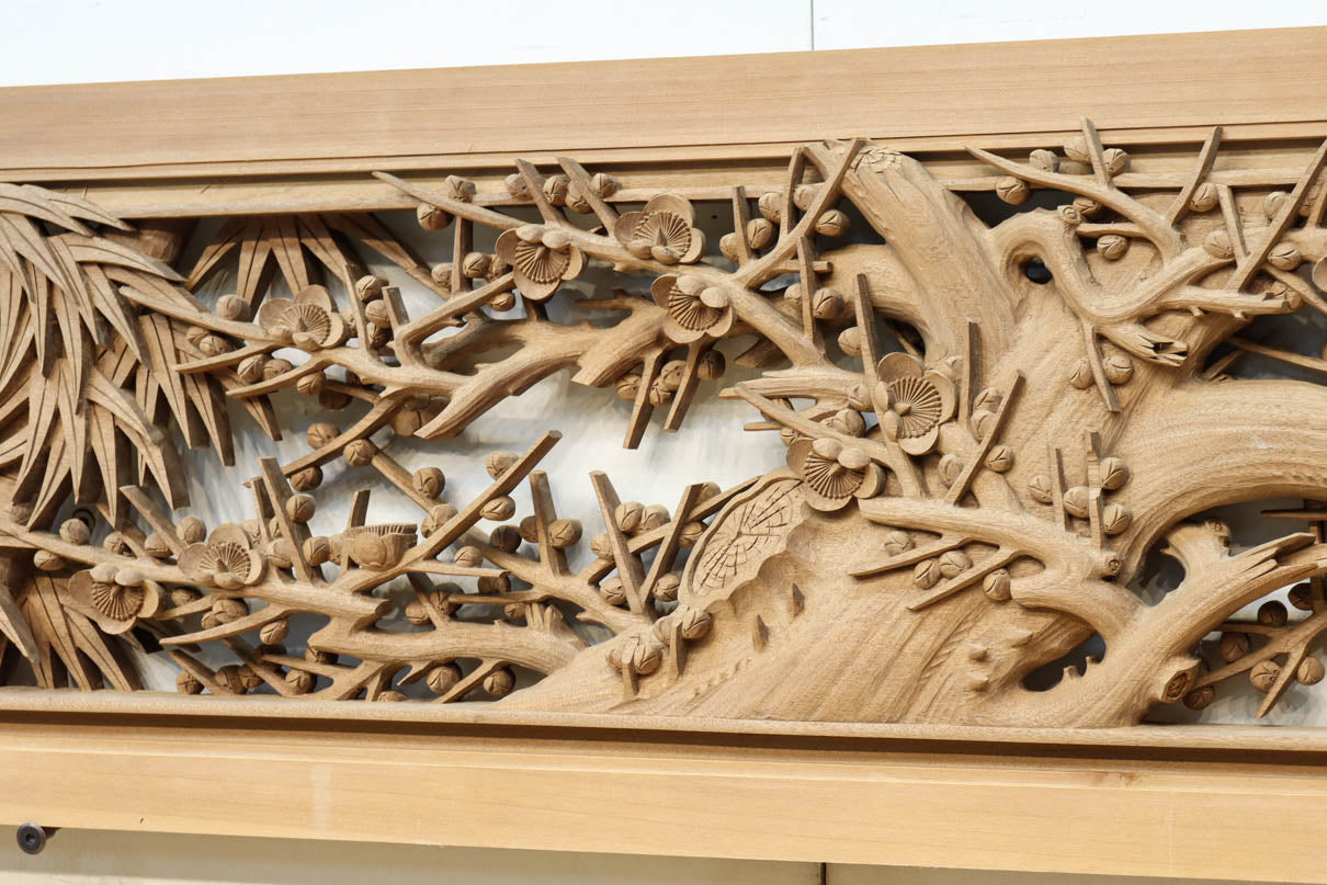 松竹梅を描いた見事な深彫り井波彫刻欄間 EZ2473ab 在庫(a:1 b:0)枚