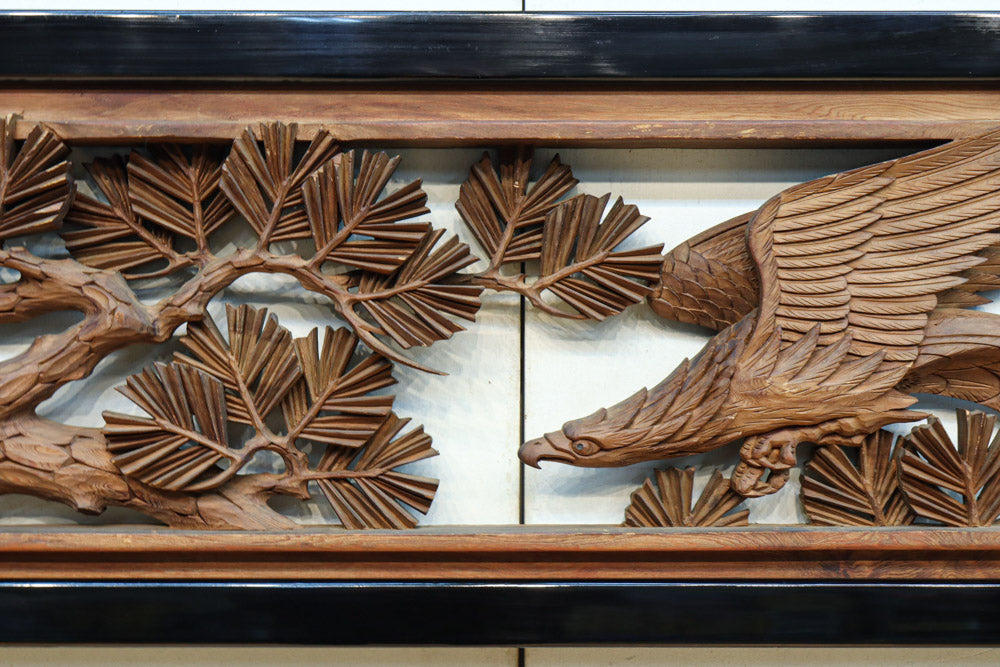 鷹と松を丁寧に描いた風格漂う深彫り彫刻欄間 EZ2701ab 在庫(a:1 b:1