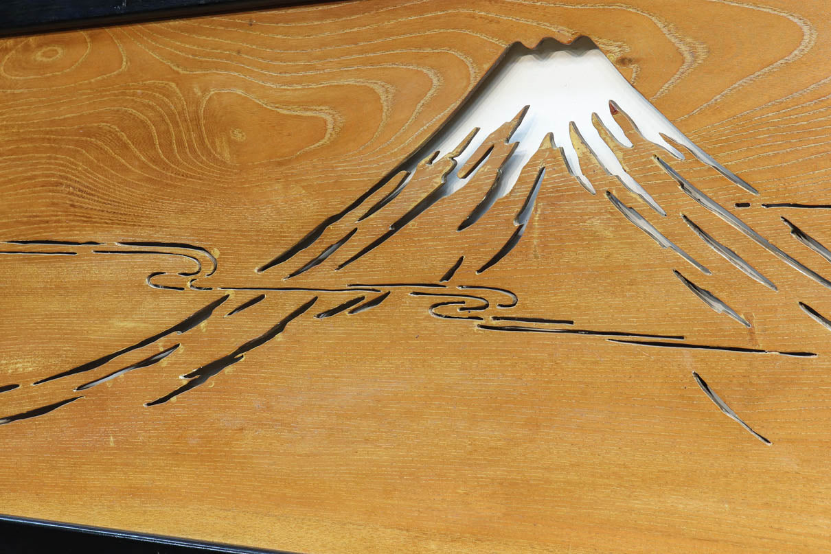 幅2138ミリ!! 雄大な富士山が浮かぶ上品な絵柄の長尺透かし欄間 EZ2140