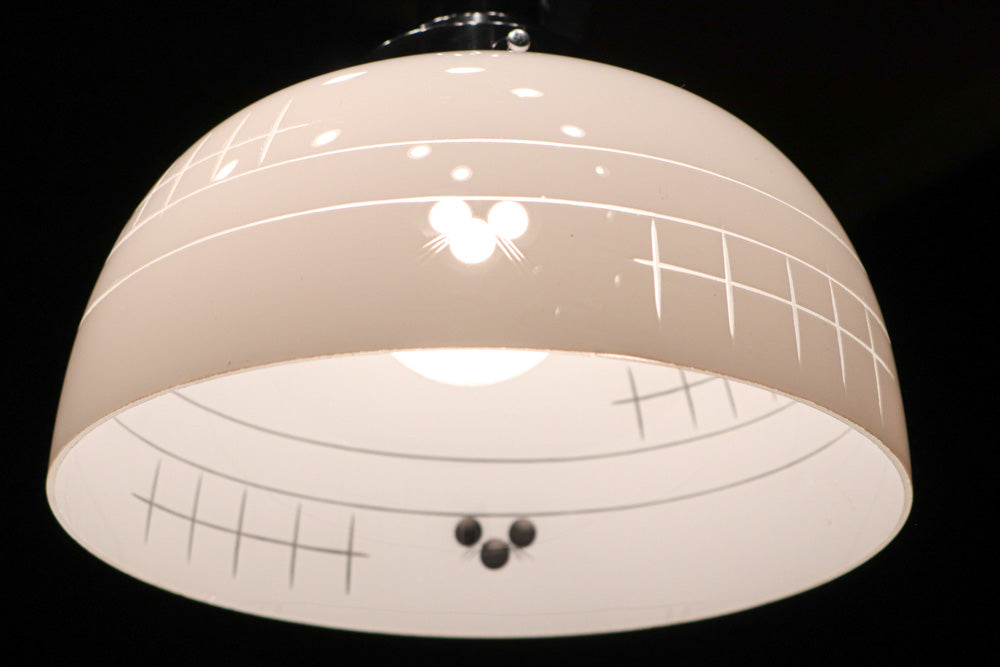 乳白色ガラスに和モダンな模様が浮かびあがる電笠 DC2096 – 古福庵