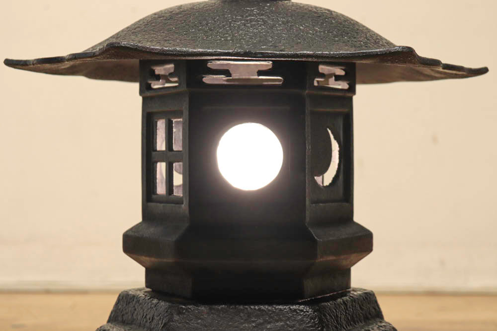 上品なデザインで風情のある鉄製の灯籠 DC3264 – 古福庵 [ KOFUKUAN