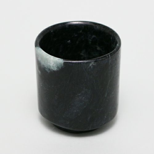角閃石ぐい呑み・一部翡翠・艶美麗・容量：50cc】（高品質濃緑色ヒスイ