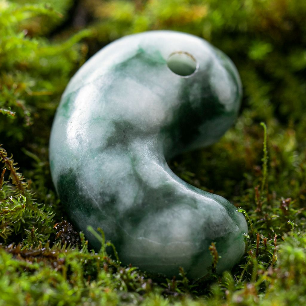 プレミアム・濃緑色・艶美麗】（プレミアム濃緑色ヒスイ）糸魚川天然