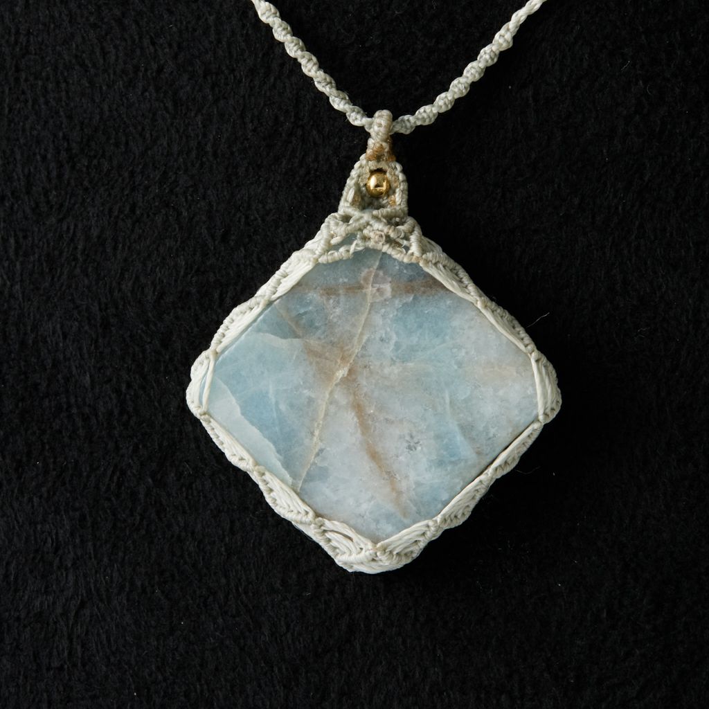 柚*桃様 天然石 こん沢翡翠青い尖った牙型ペンダント レザー紐付き