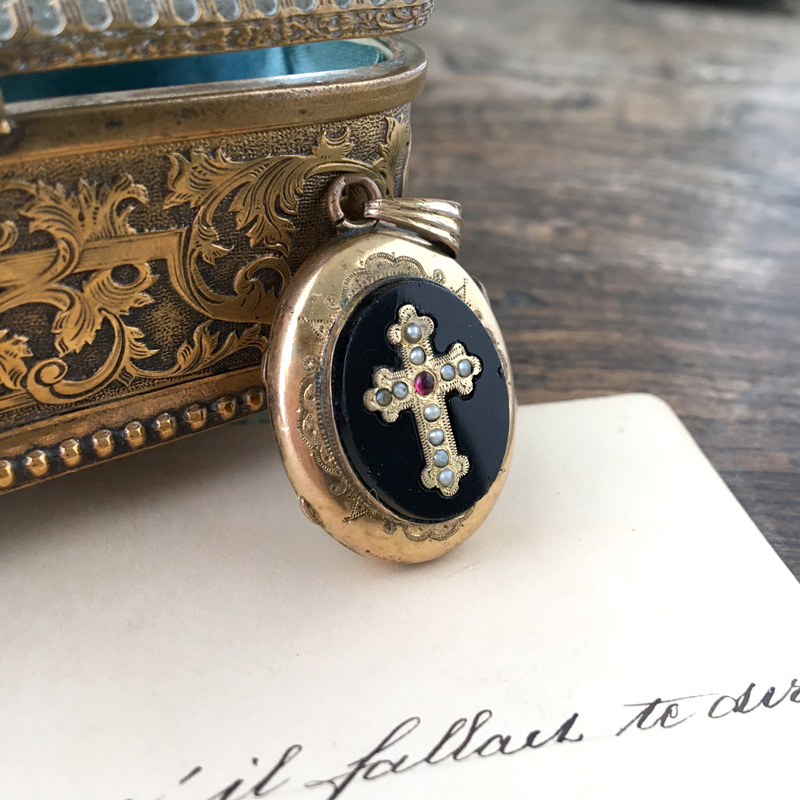 シードパールクロスとフレンチジェットのロケットペンダント