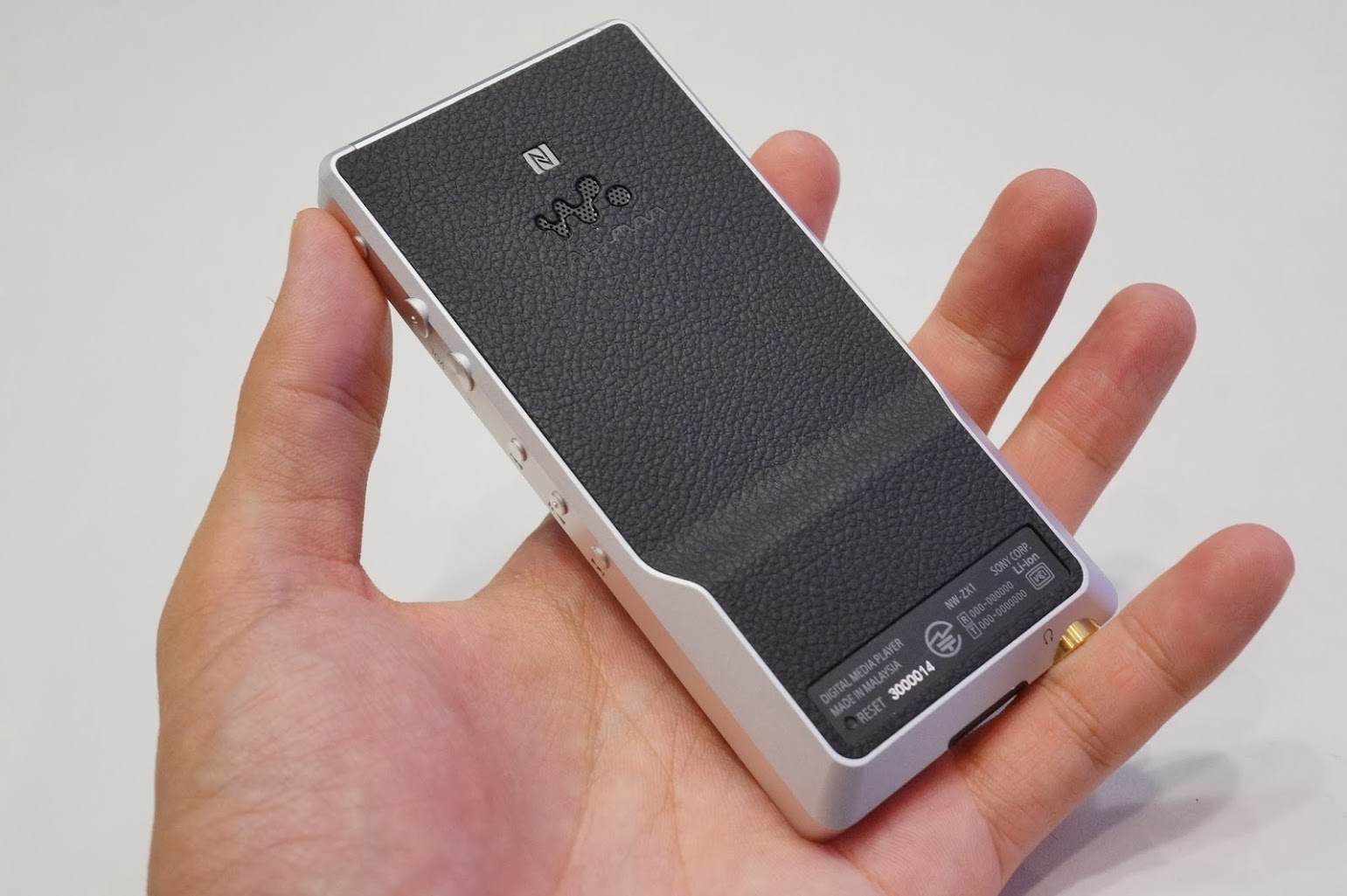 所有欲を満たしてくれるウォークマン「NW-ZX1」、まずは開けて外観