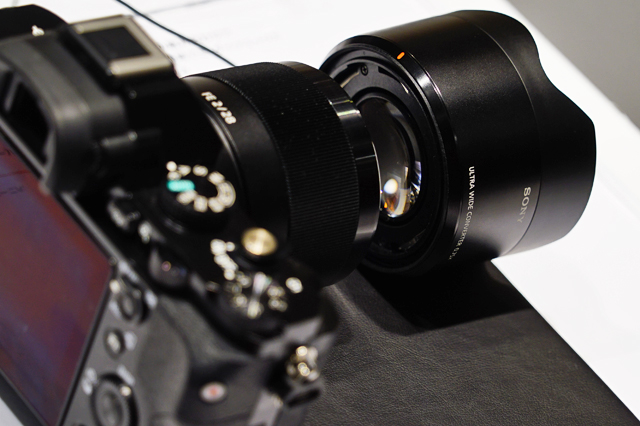 ソニーストアで、単焦点レンズ 「SEL28F20」とコンバーターレンズ2つを