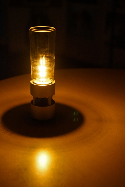 スピーカーだと感じさせないスタイルと、360度に音が広がる有機ガラス