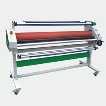 片面PP貼りもコールドラミネートも可能な、卓上型のホットロール式