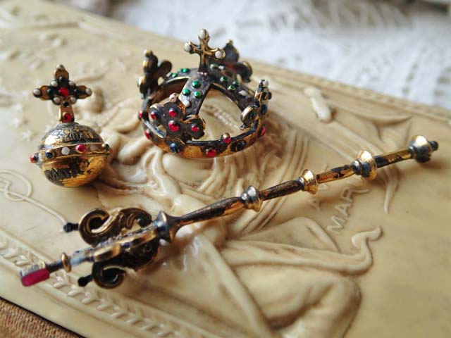 プラハのイエス王冠と宝珠と王笏のミニチュアセット】 - アンティーク