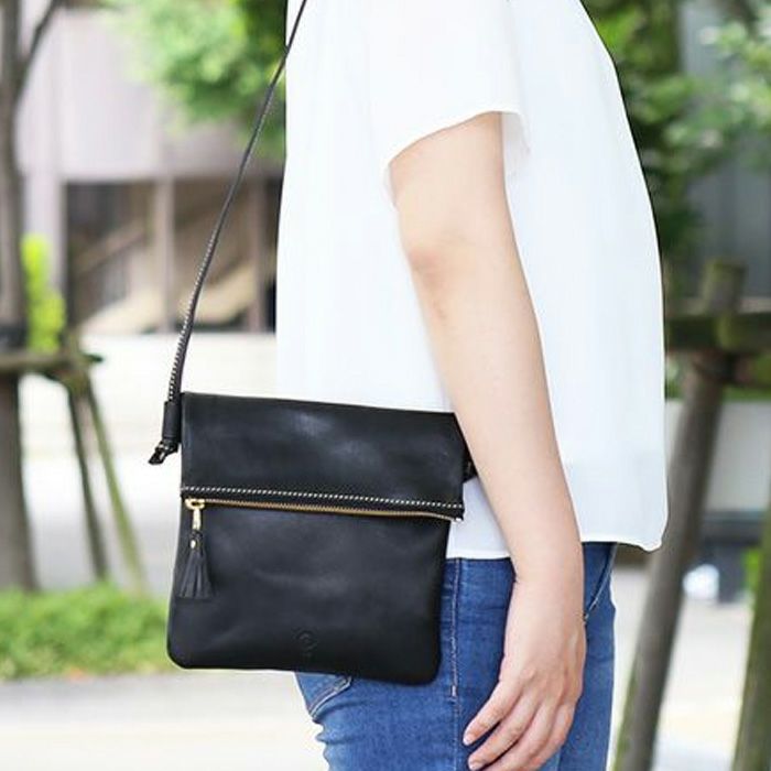 タッセルZIPサコッシュ｜PORCO ROSSO