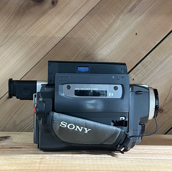 Sony DCR-TRV120 NTSC Digital8 Hi-8 Camcorder w/ 3.7–92.5mm Lens