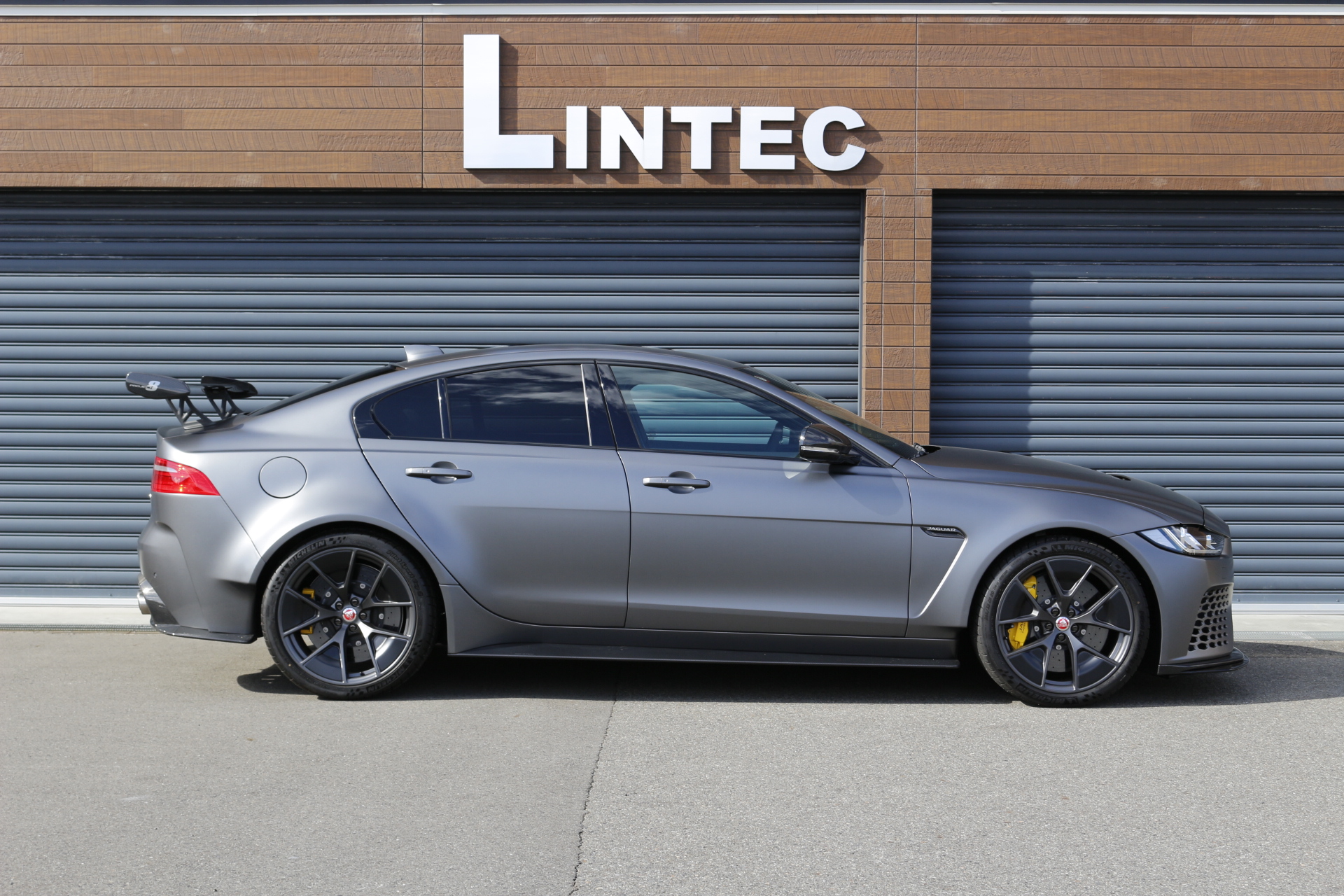 JAGUAR XE SV PROJECT8 正規ディーラー国内販売台数7台 ジャガー史上