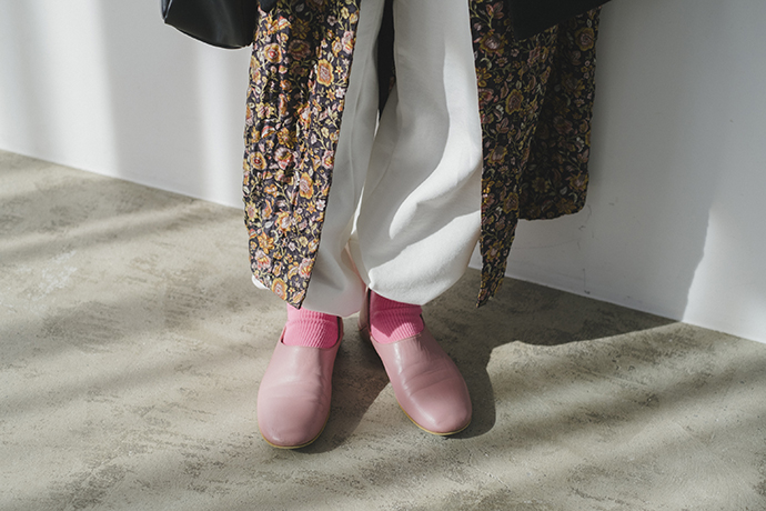 マノロ・ブラニクのメリージェーン｜デニムを黒エナメルで上品に底上げ