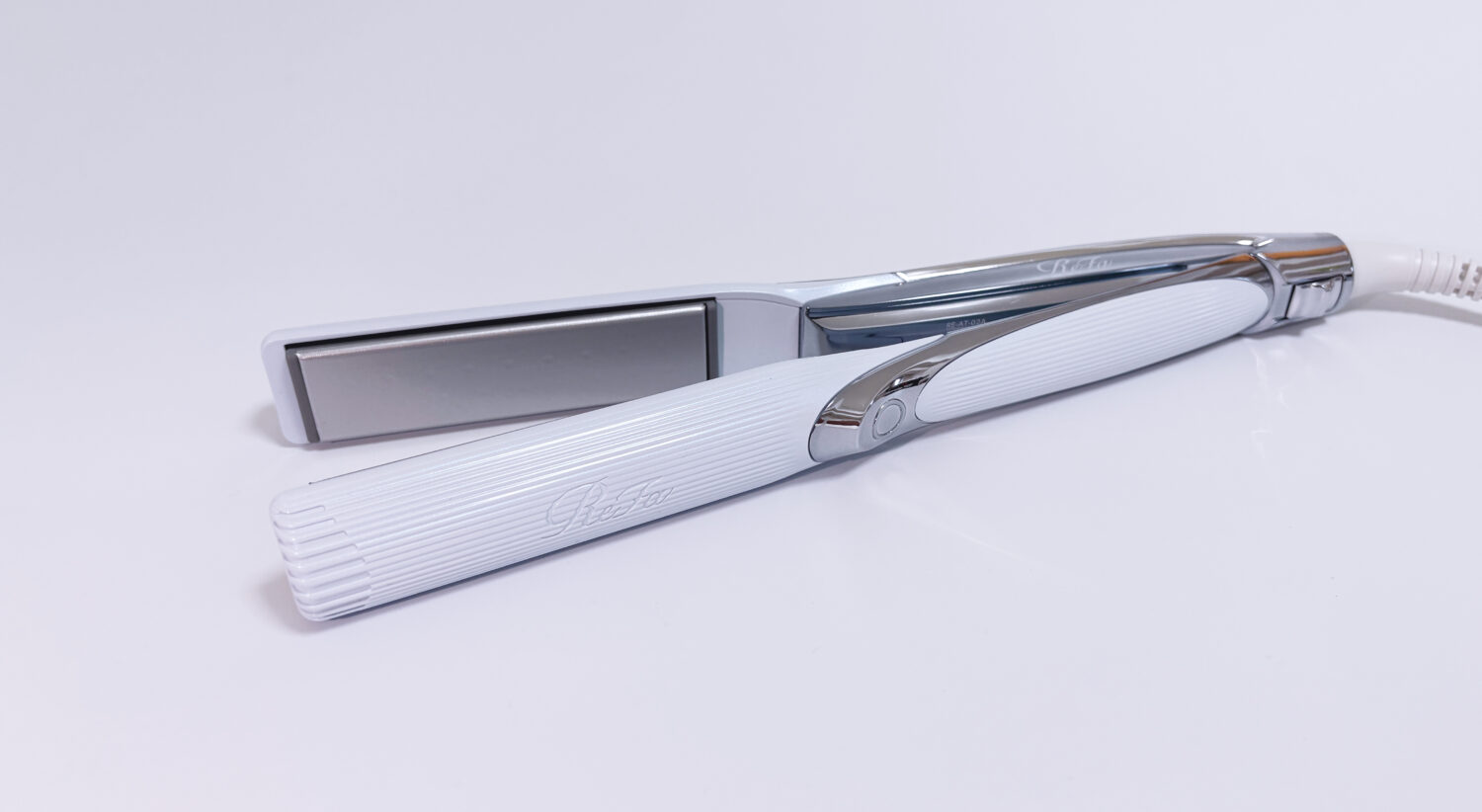 ストレート比較】絹女・リファヘアアイロンプロならどっちがおすすめ