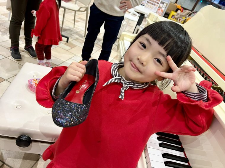 ピアノ発表会におすすめ！子供たちがピアノ演奏用の靴を履いて