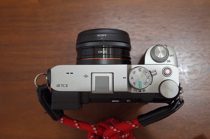 重たいレンズを持ち歩くと必然的に軽いレンズが欲しくなり、Sony E