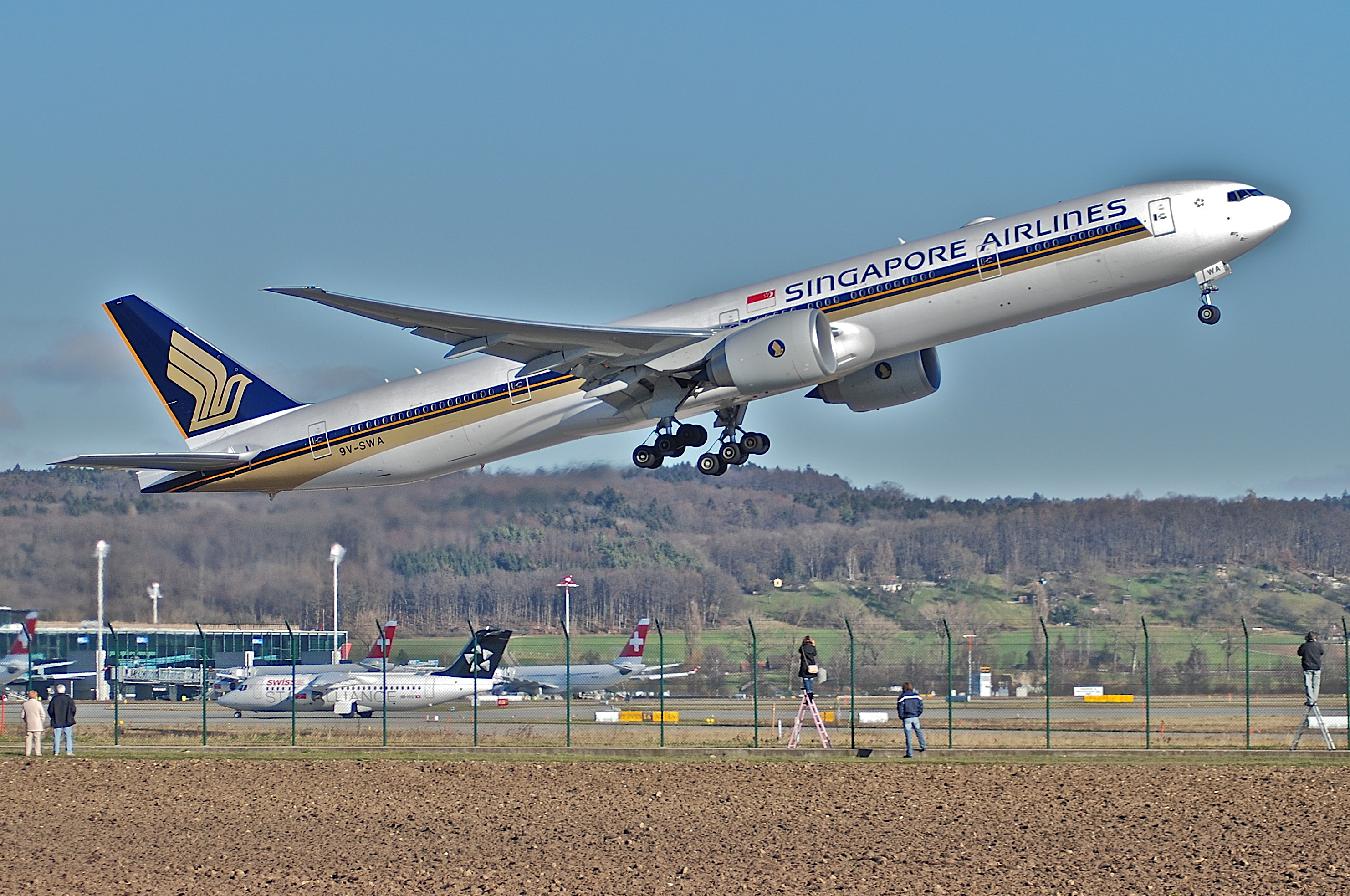 File:Singapore Airlines Boeing 777-300ER, 9V-SWA@ZRH,13.01.2007