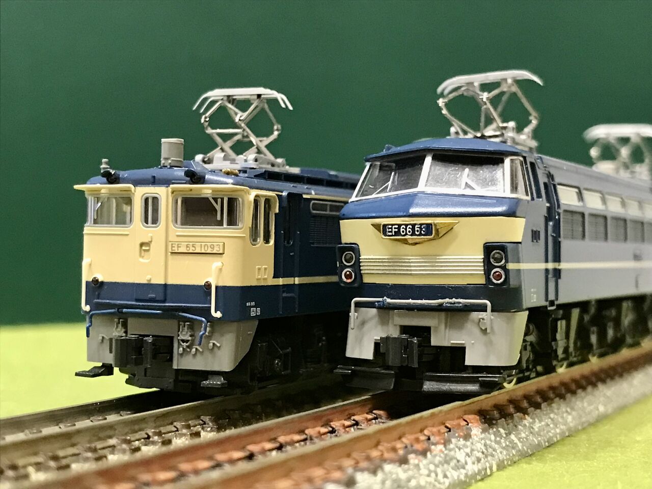 トミックスの「EF66形」と KATOの「EF65-1000形」を並べてみました