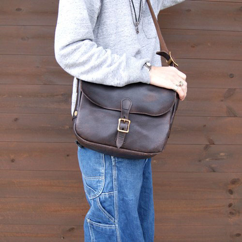 VASCO LEATHER POSTMAN MINI SHOULDER BAG : CHARCOAL*GREEN BLOG NEWS