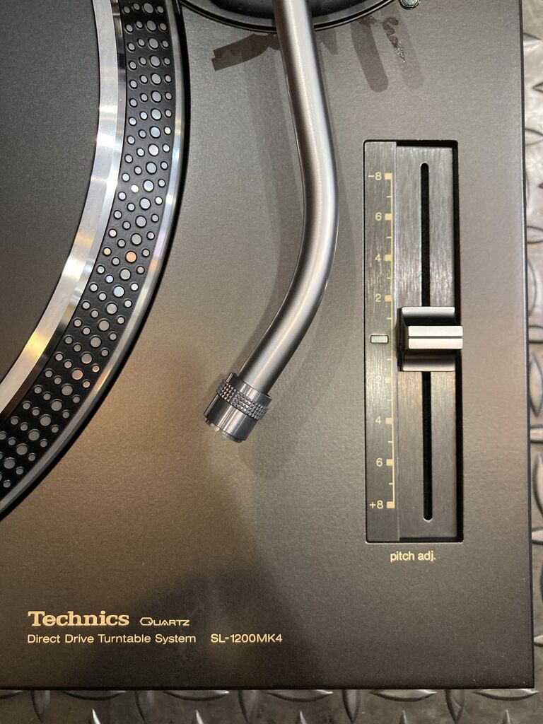 中古ターンテーブル】TECHNICS SL1200 MK4 が入荷しました