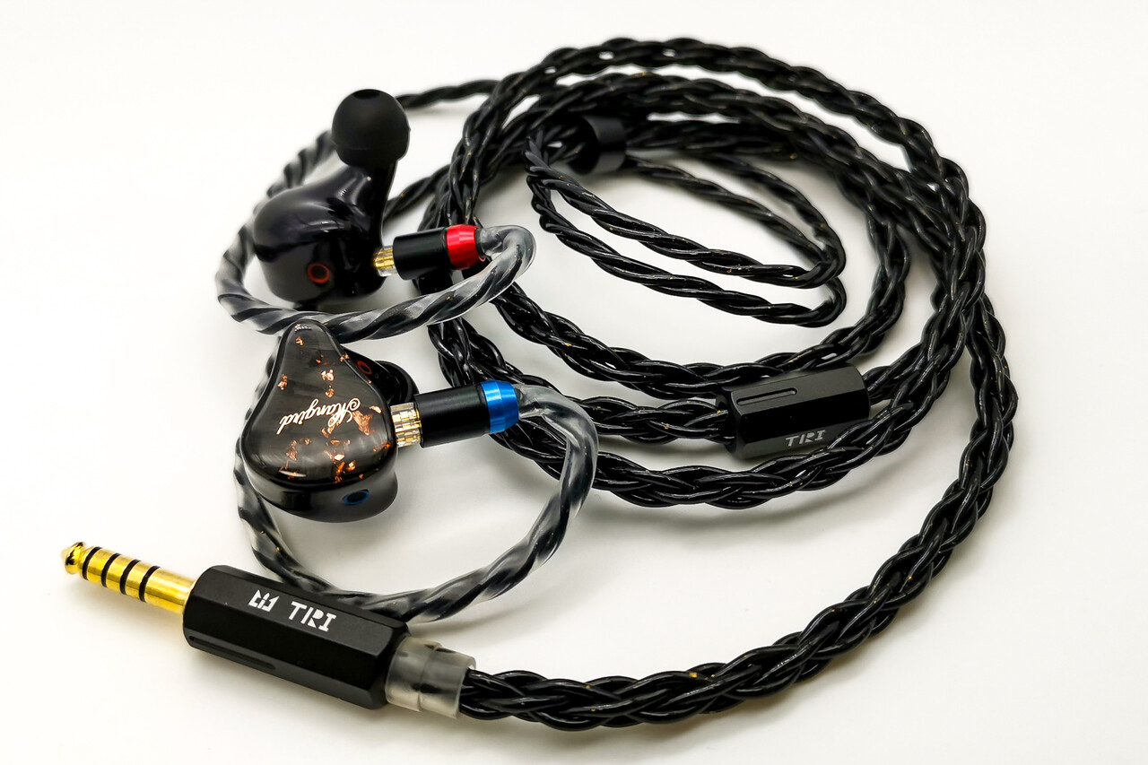 TRI-Onyx」6芯 6N 単結晶銅銀メッキ線ケーブル ／ 高級感のある外観と