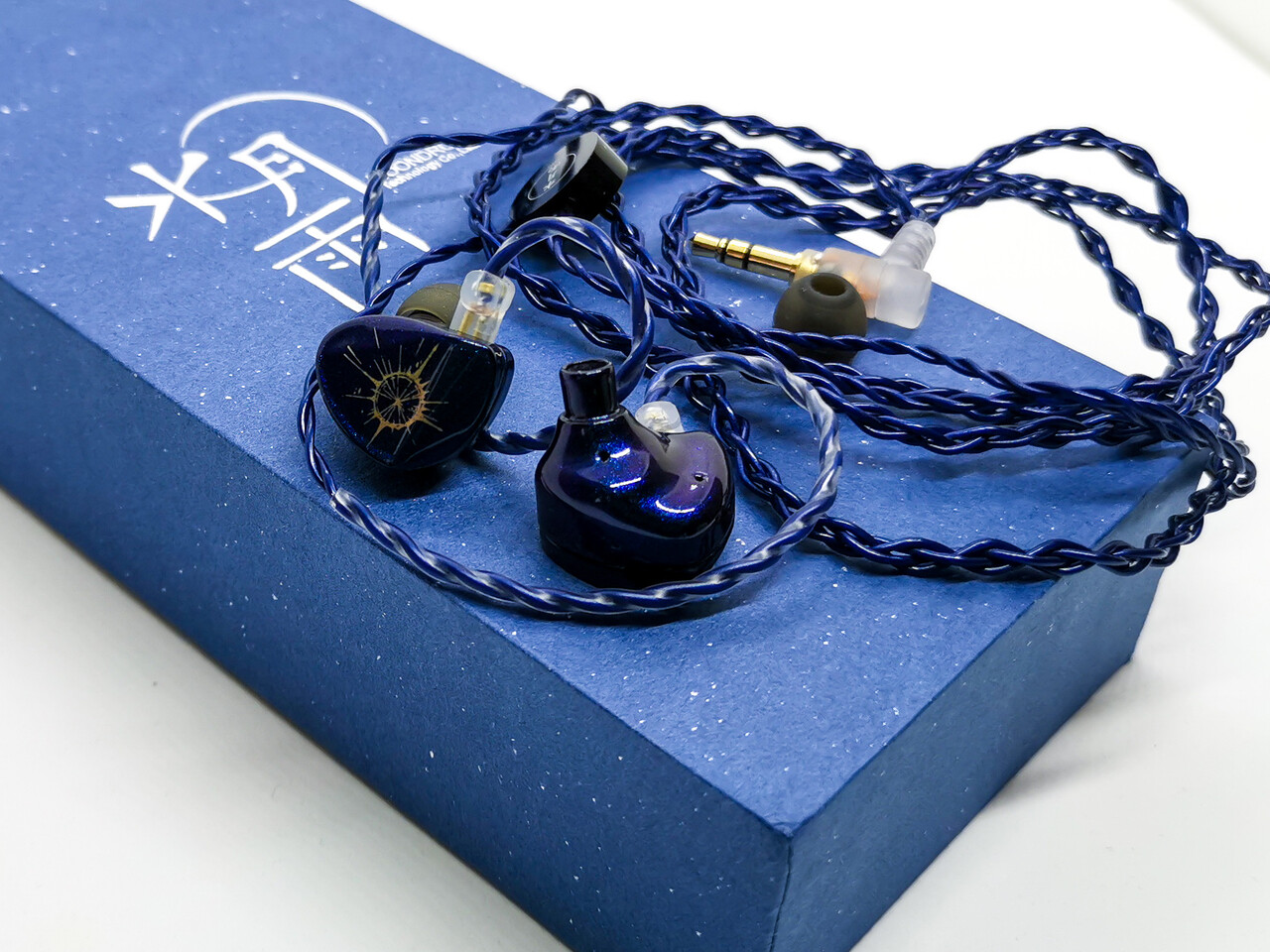 水月雨「Moondrop Starfield」 星空をイメージした金属シェルが美しい