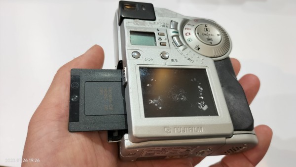 1999/平成11/FUJIFILM/FinePix 2700/単焦点/230万画素/スマート