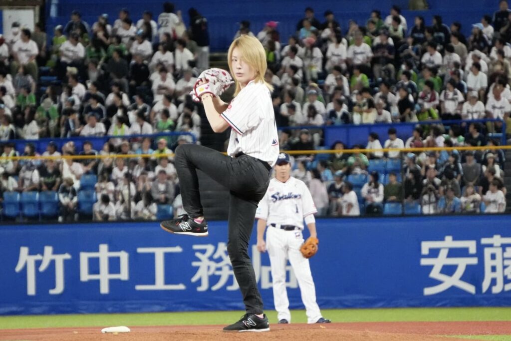 ヤクルト】人気ライバー・プリンスこうや、9月2度目の始球式に登場