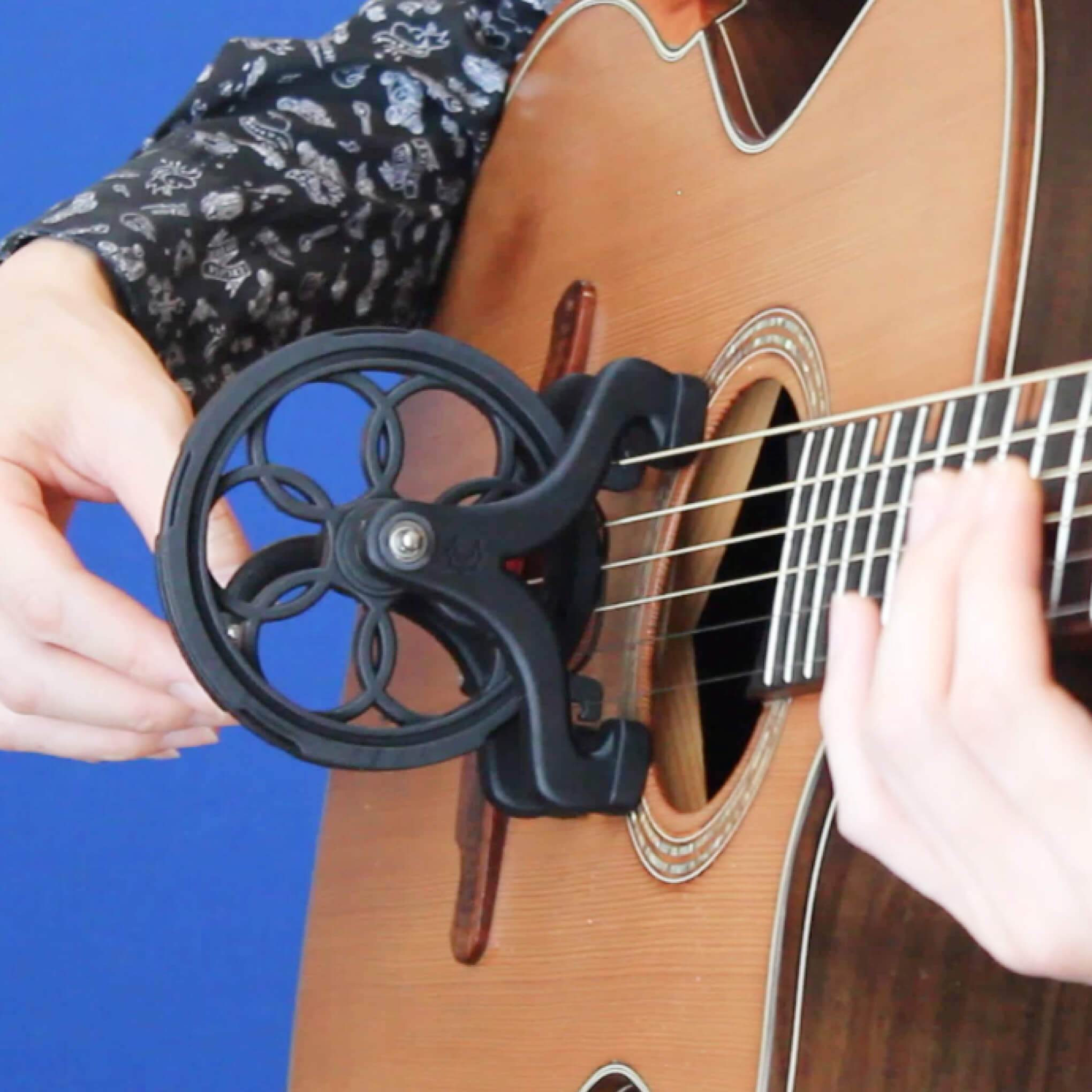 Cantareel™（カンタリール）│ 回して演奏するギターアタッチメント