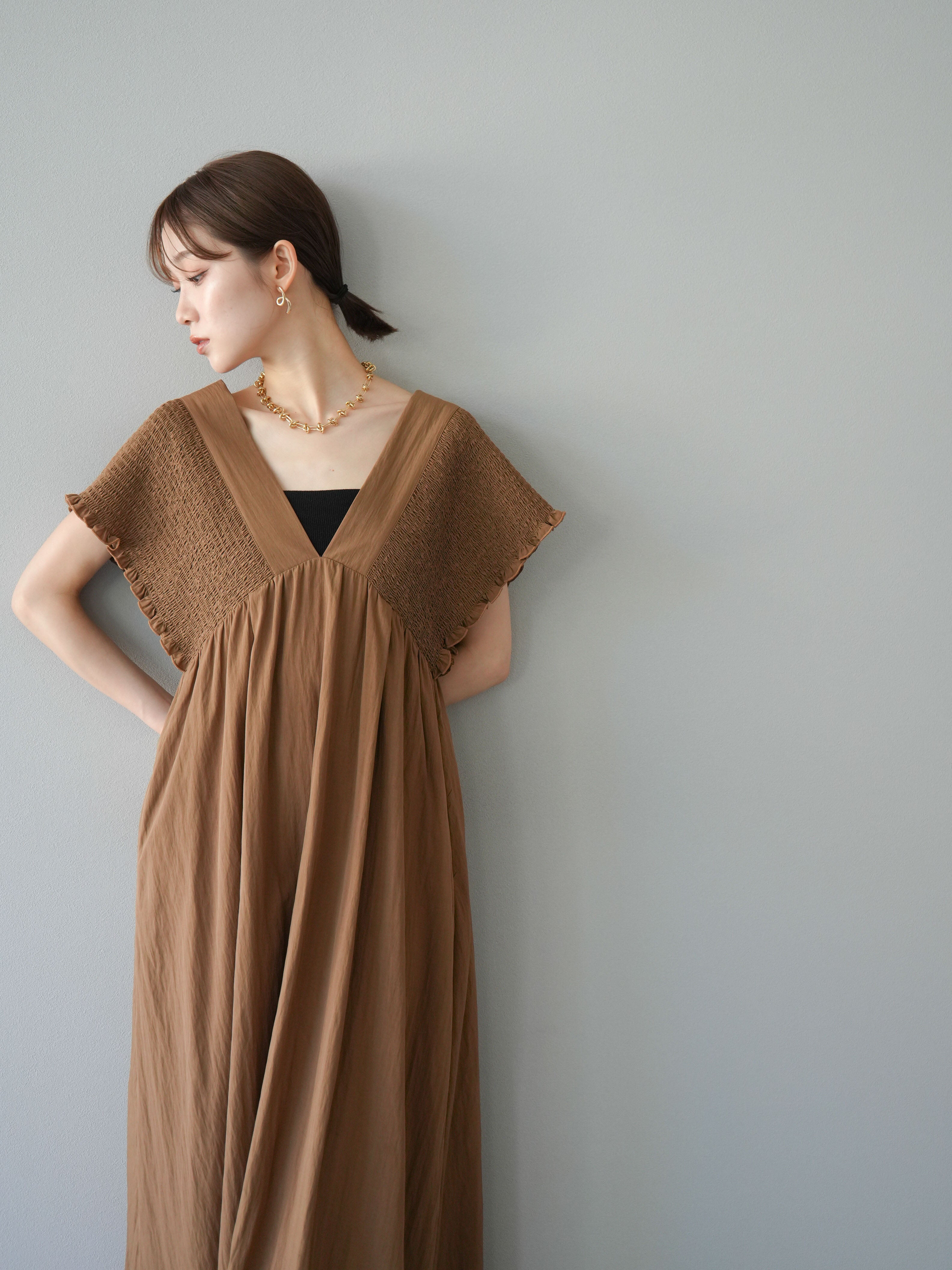 予約]シャーリングVネックワンピース/ベージュ – Lumier