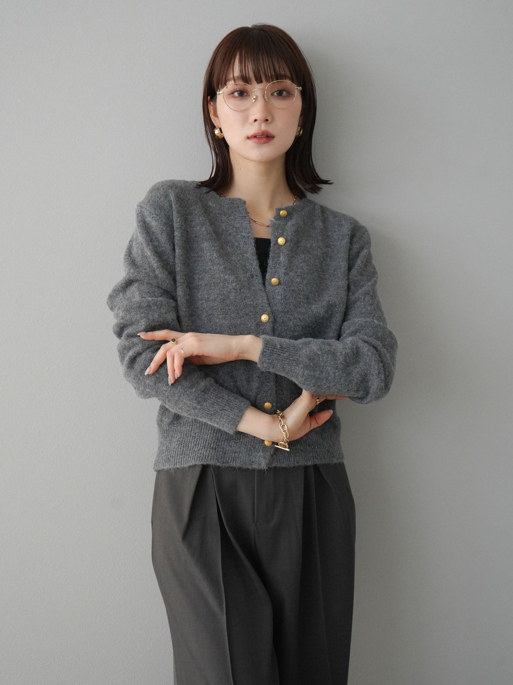 予約]ゴールドボタンコンパクトニットカーディガン/グレー – Lumier