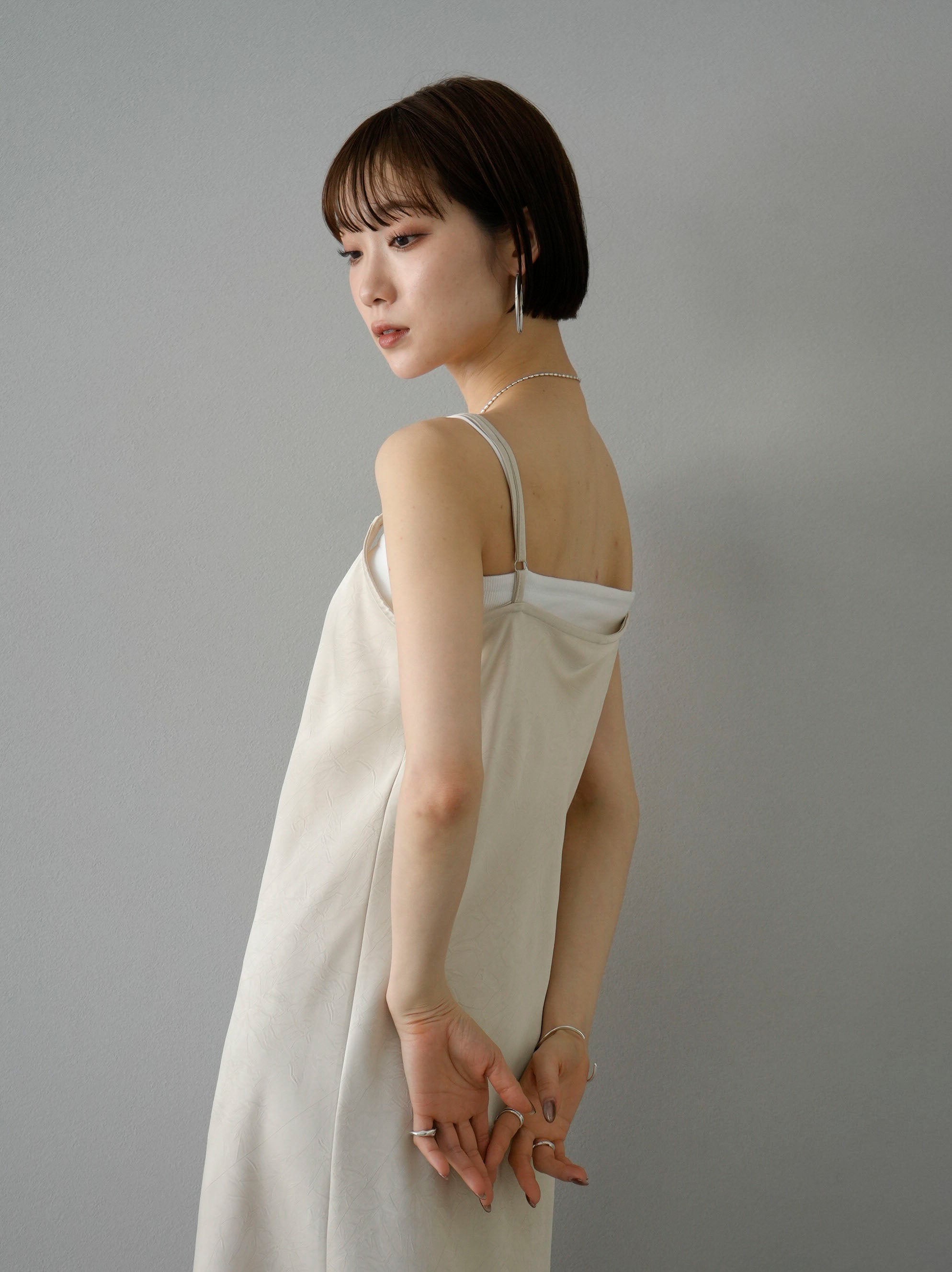 予約]クラッシュサテンキャミワンピース/クリーム – Lumier