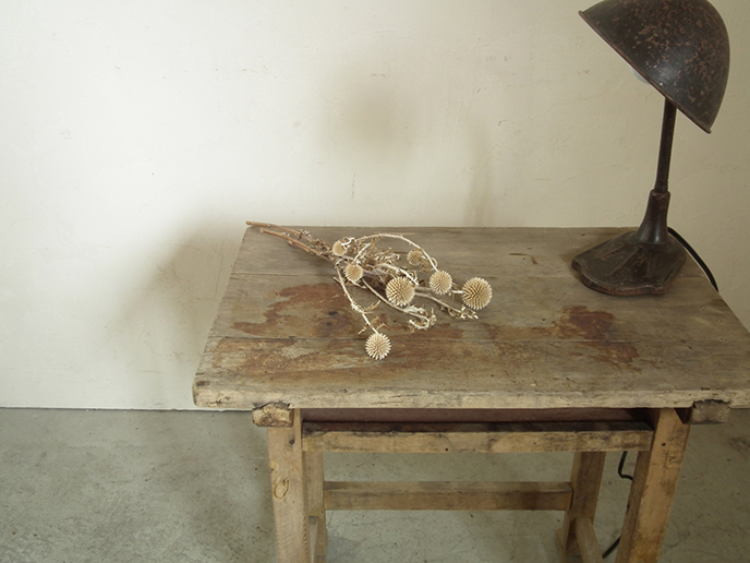 D00358 昭和レトロ 古い木味の中学校の机 | MANSIKKA antiquesMANSIKKA