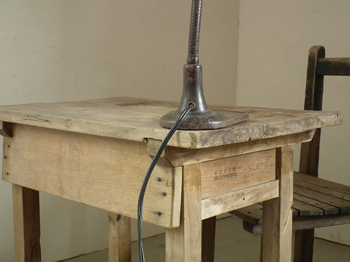 D00358 昭和レトロ 古い木味の中学校の机 | MANSIKKA antiquesMANSIKKA