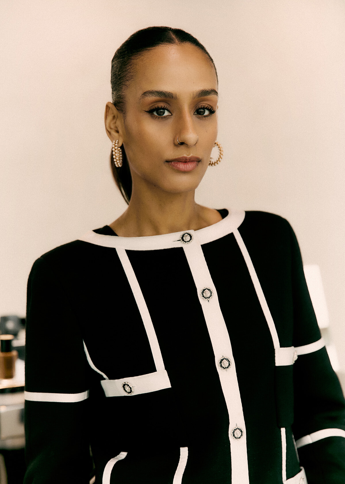 小松菜奈が纏うルージュ ヌワールの舞台裏を、アミィ・ドラマに聞く