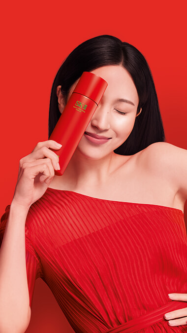 TWICEのミナが登場！ SK-IIのホリデーキットで輝きを。｜Beauty