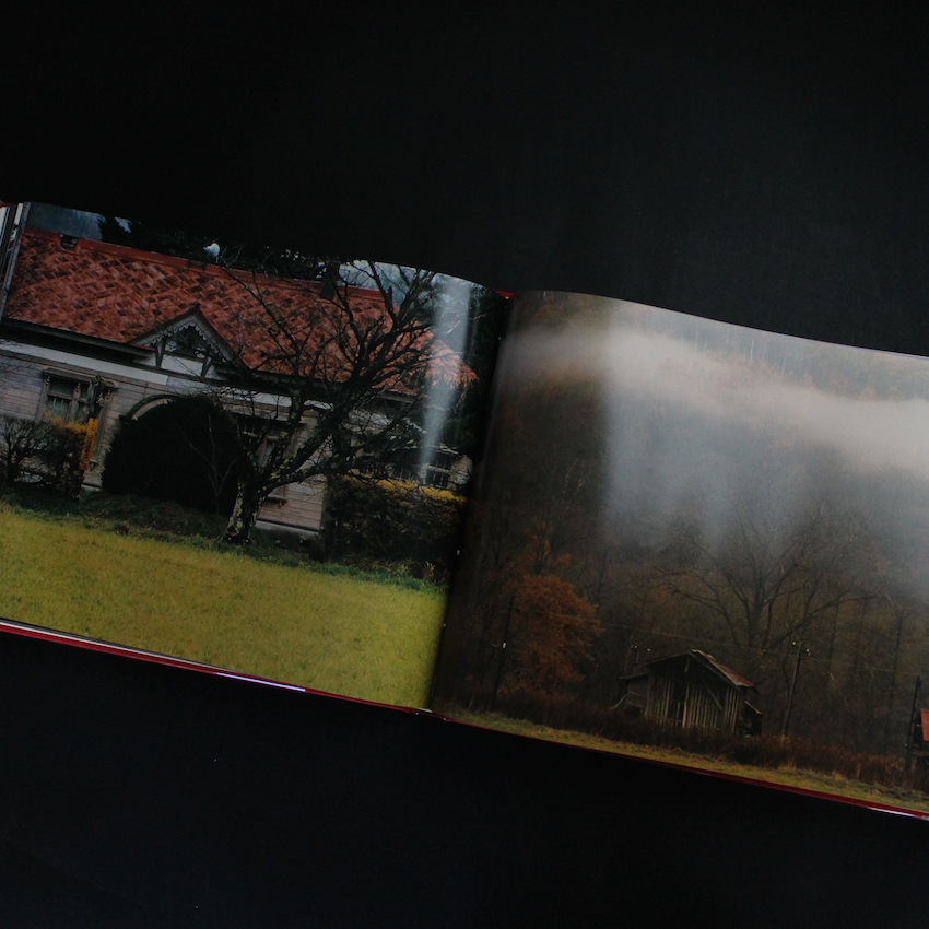 家 meaning of the house（Signed） - 篠山 紀信 / Kishin Shinoyama