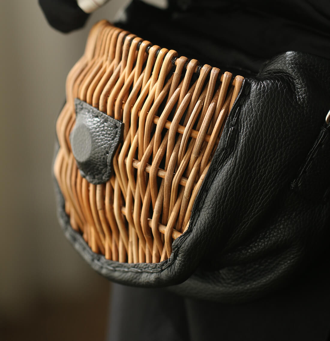 ebagos フニュ シュリンク・ボディバッグS (マロングラッセ） 籐ポケ