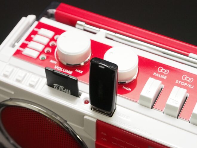 おもちゃ感が可愛いBluetooth搭載の本格派「ハローキティ」50周年