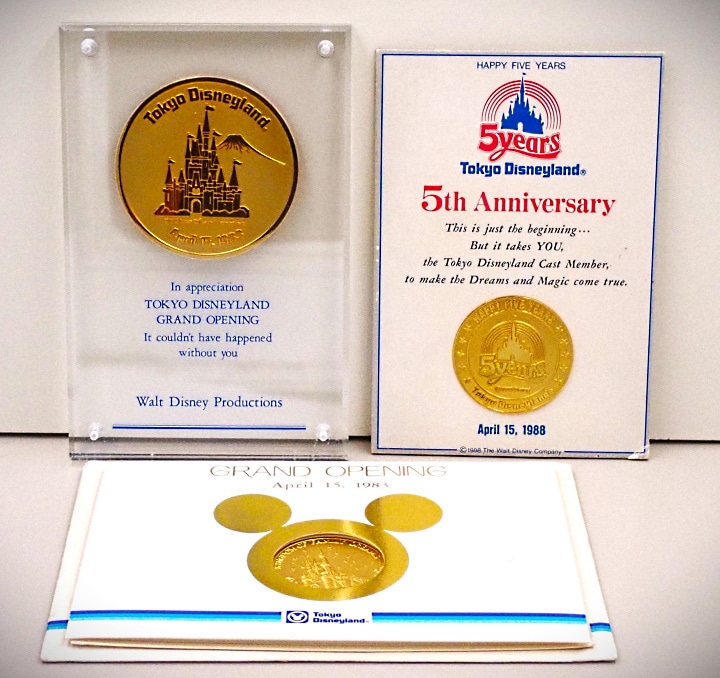 東京ディズニーランド「開園記念メダル盾」を含む3点セット