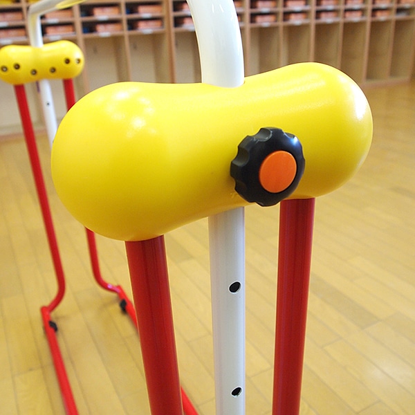 室内 鉄棒、体育体操マット、スケートボードセクション スケボーレール