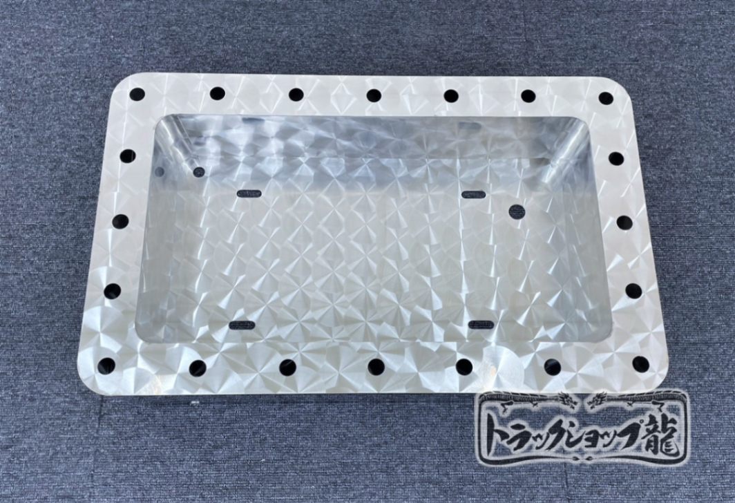 ステンレス 大型 パイロットナンバー枠 鱗柄 奥行100mm 角R仕様