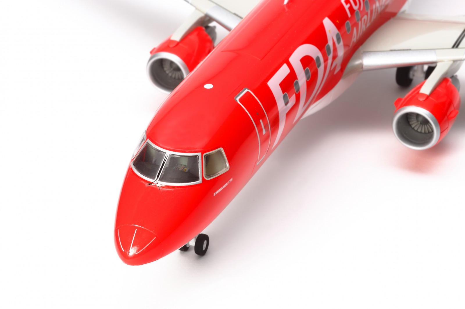 タミヤ製 組み立てキット 1/100 エンブラエル175｜FDAショップ