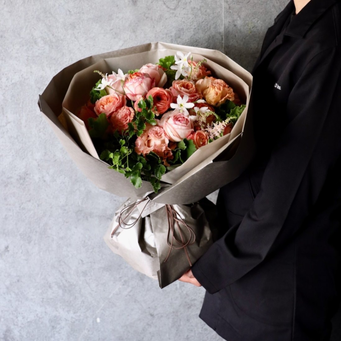 特選花束M「朱華 hanezu」心にやすらぎを届ける、穏やかな花の調べ