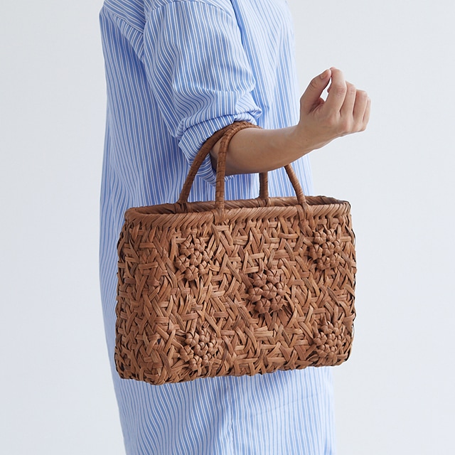 お花が咲いた♪ やまぶどう籠(二番皮/花五輪/みだれ編み/横長/中サイズ