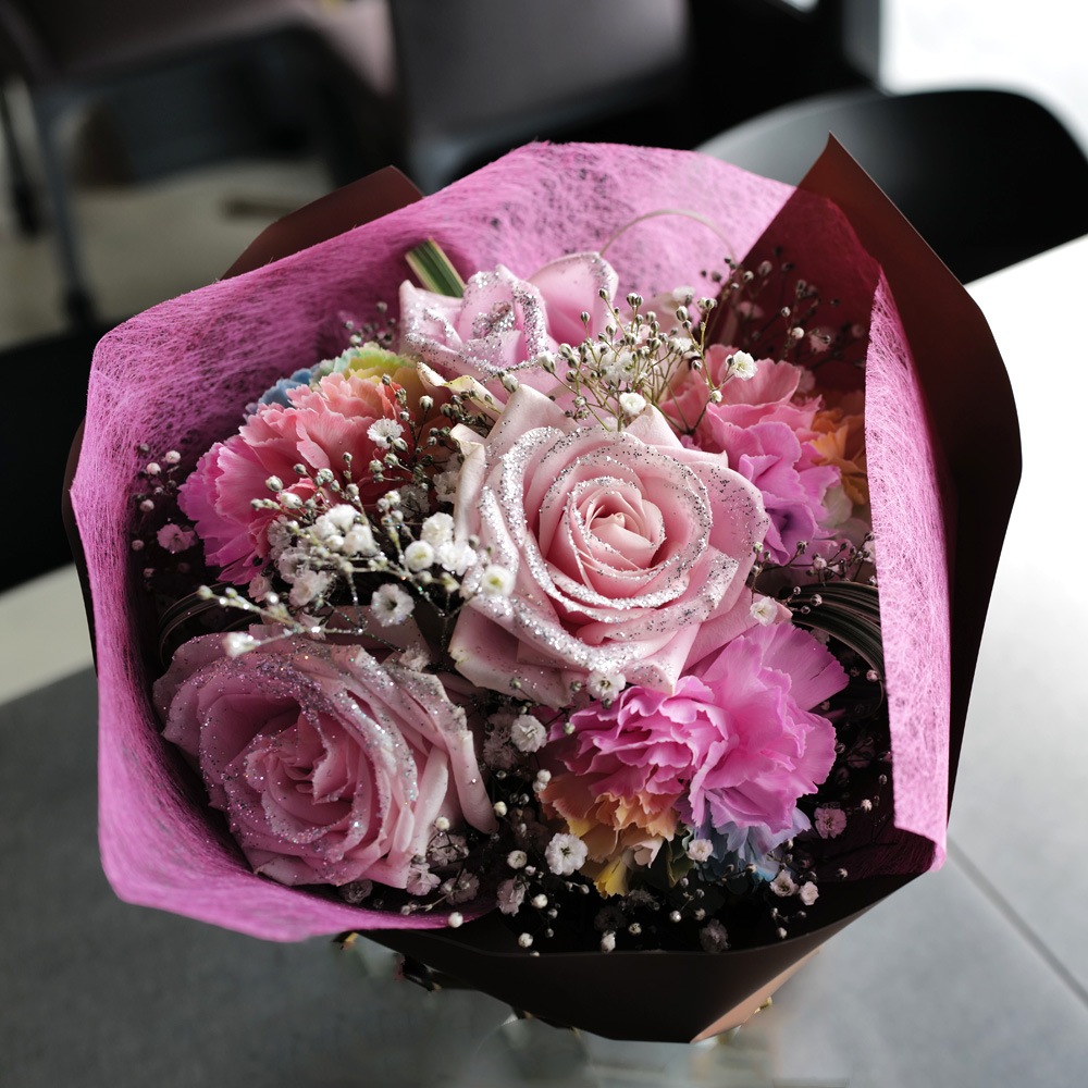 レインボーカーネーションとキラキラピンクローズのブーケ | 色から